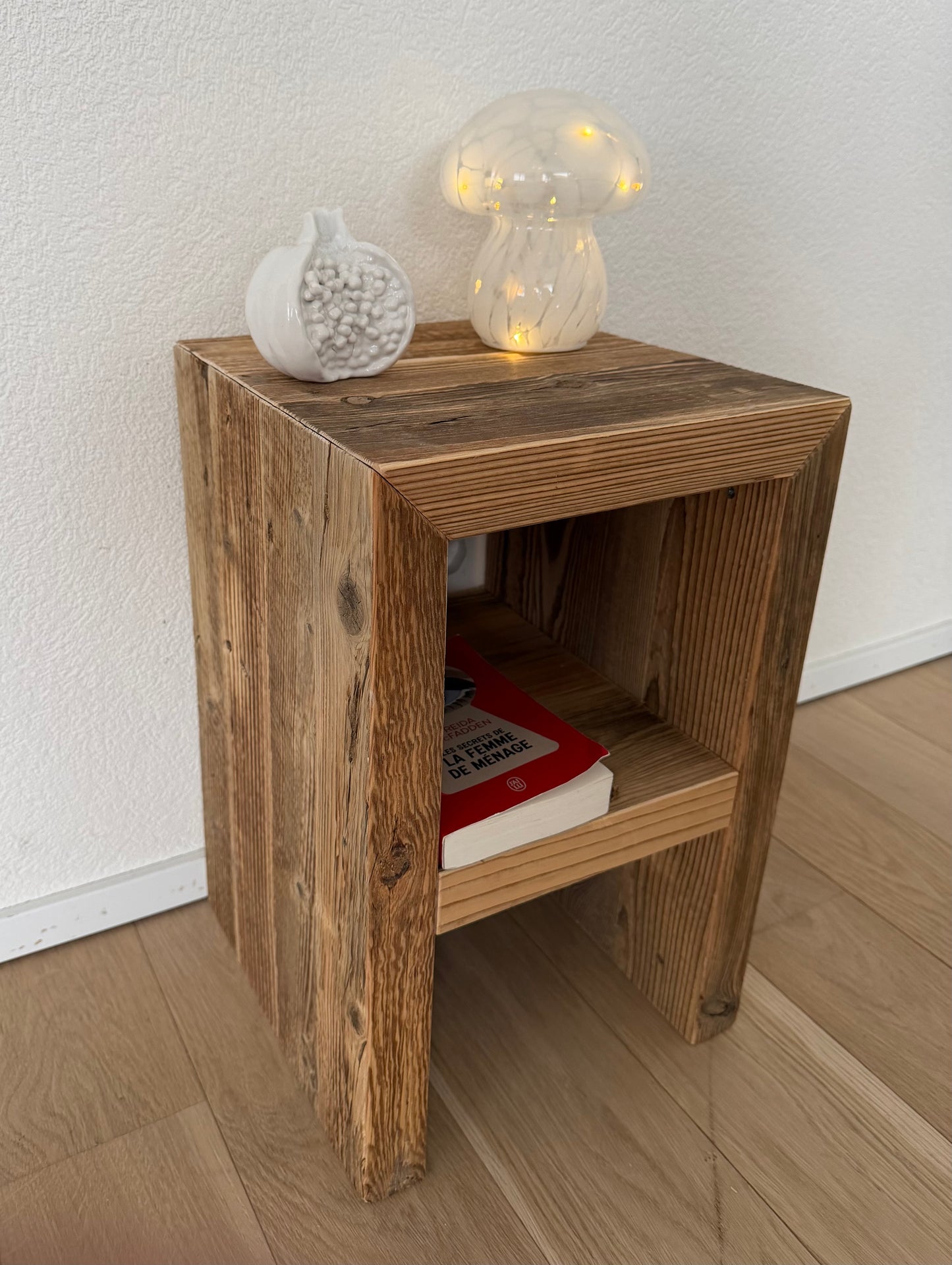 Table de nuit en vieux bois – fabrication artisanale