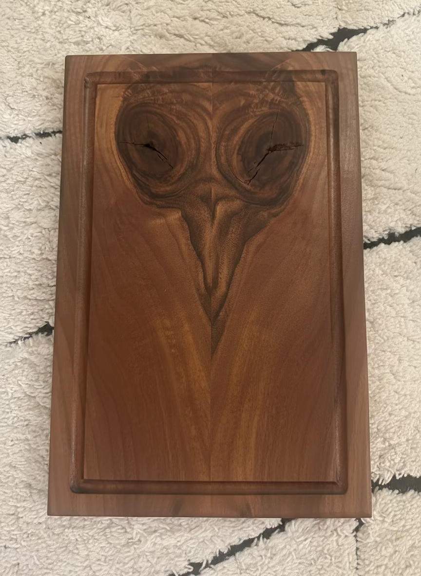 Planche en noyer – Forme naturelle évoquant une tête de poule