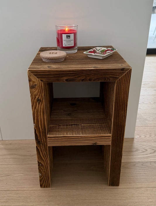 Table de nuit en vieux bois – fabrication artisanale