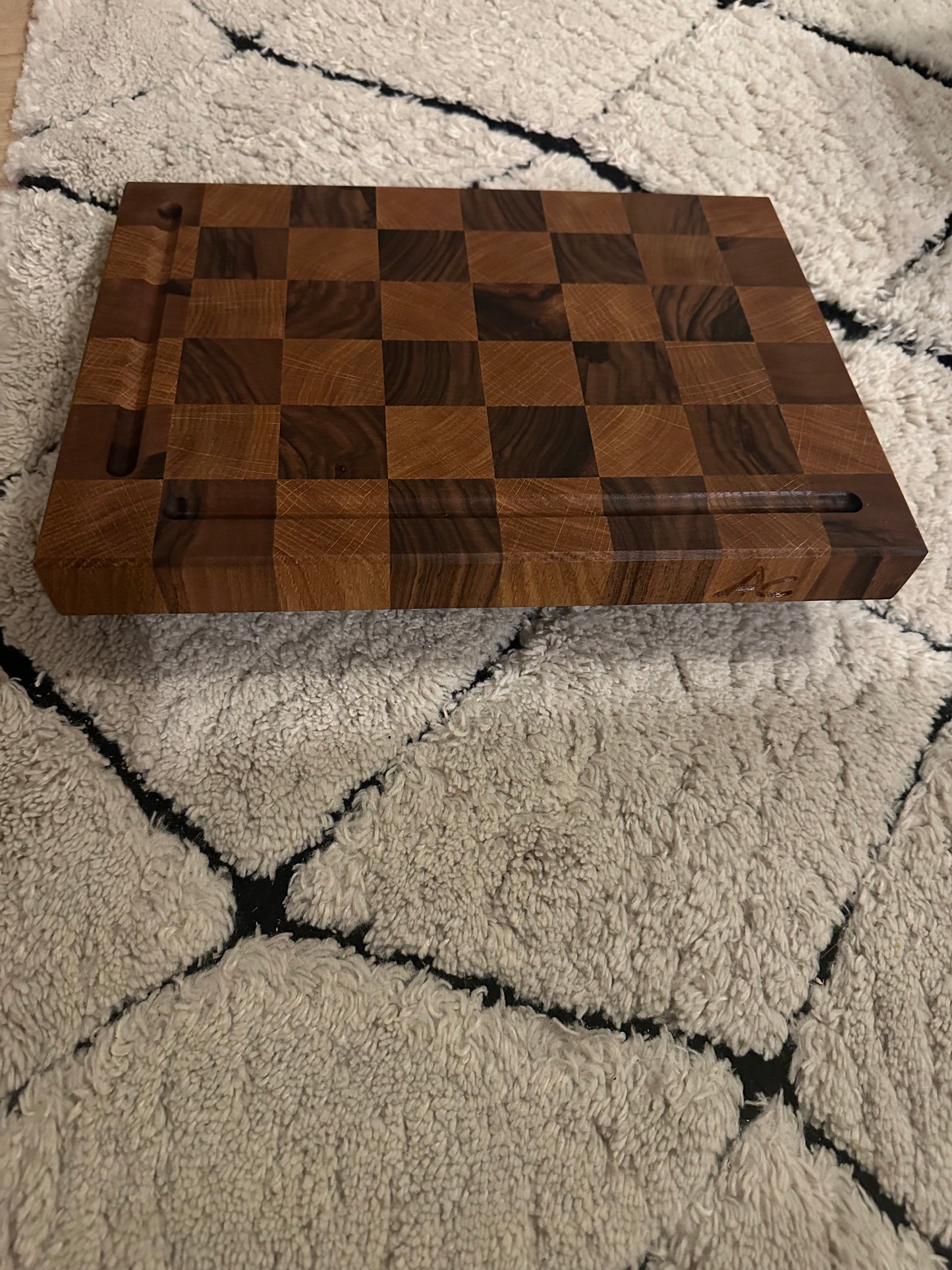 Planche de découpe damier – fabrication artisanale en bois massif (bout de bois)