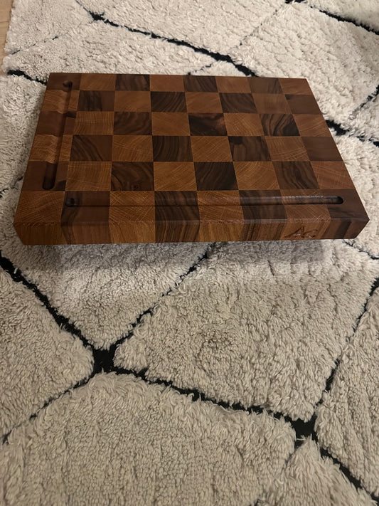 Planche de découpe damier – fabrication artisanale en bois massif (bout de bois)