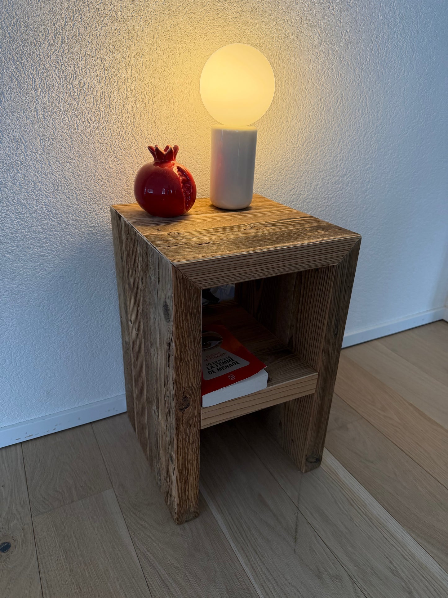 Table de nuit en vieux bois – fabrication artisanale